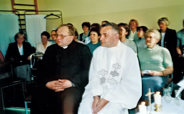 Od lewej ks. Romuald Adamski i ks. Stanisław Achtelik