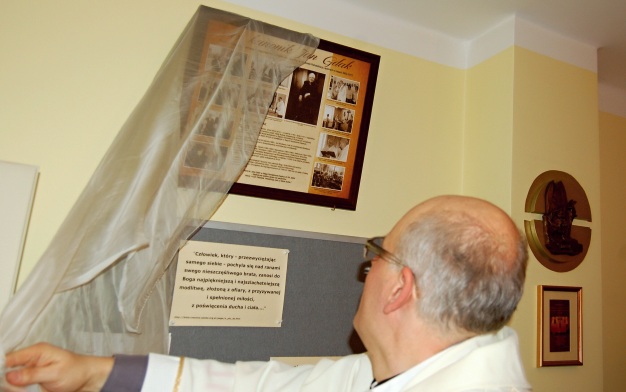 Odsłonięcie tablicy pamiątkowej dla uczczenia ks. Jana Gdaka