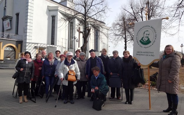Grupa modlitwena z Parafii św. Ojca Pio w tychach i grupa z kaplicy św. Ojca Pio z Lędzin z ks. Bogusławem