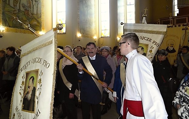 Procesja ze sztandarami