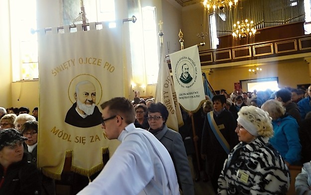 Procesja ze sztandarami